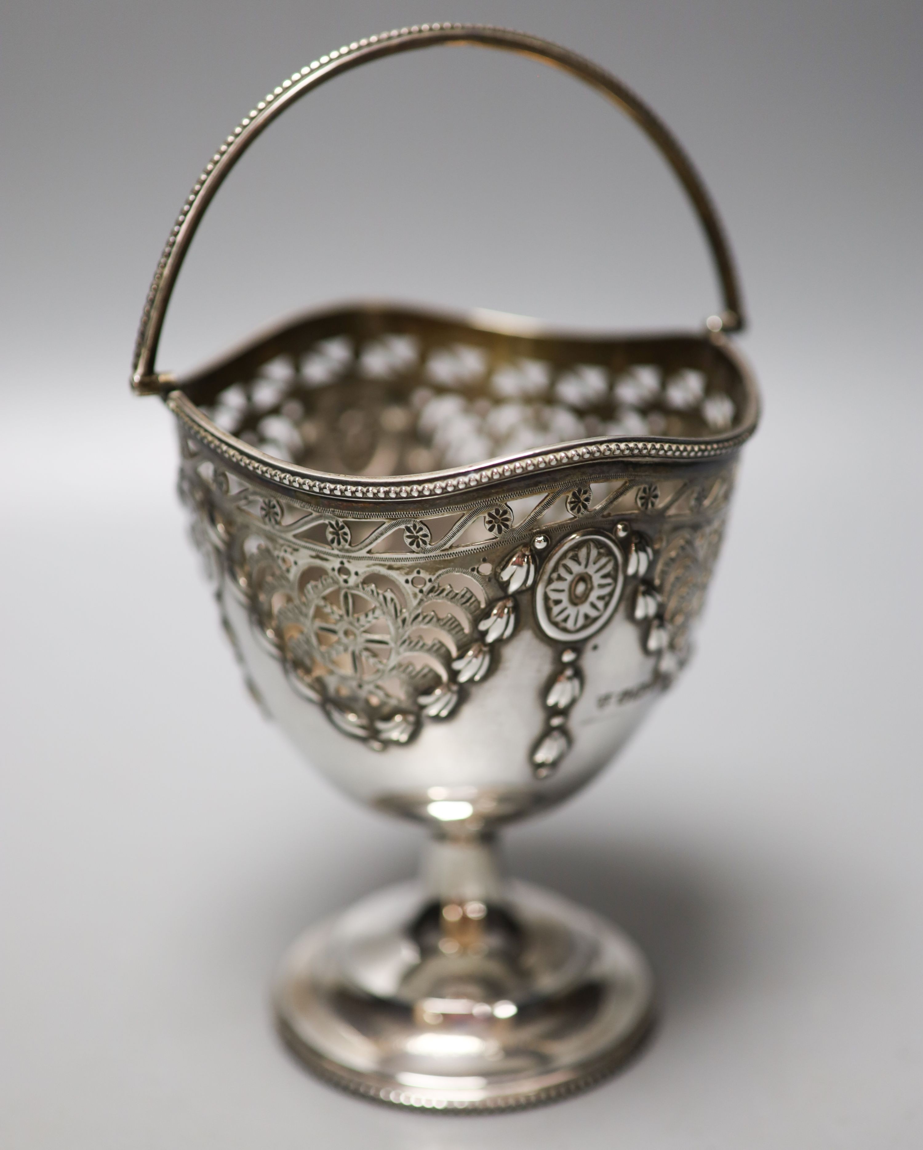 An Edwardian pieced silver pedestal sugar basket (lacking liner), D & M Davis, Sheffield, 1906, height 13cm, 7.5oz.